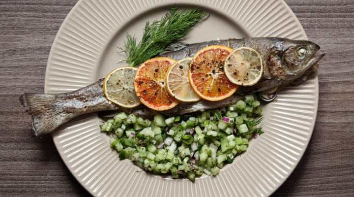 Pstrąg w cytrusach i salsa z ogórka