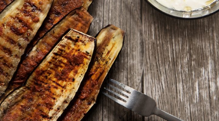 Grillowany bakłażan z sosem jogurtowym