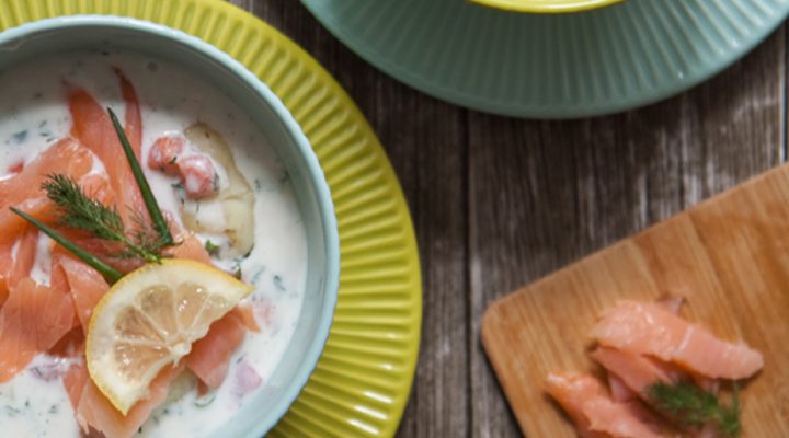 Biały chłodnik z młodymi ziemniakami i wędzonym łososiem