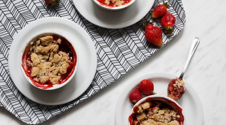 Crumble – rabarbar i truskawki zapiekane pod kruszonką