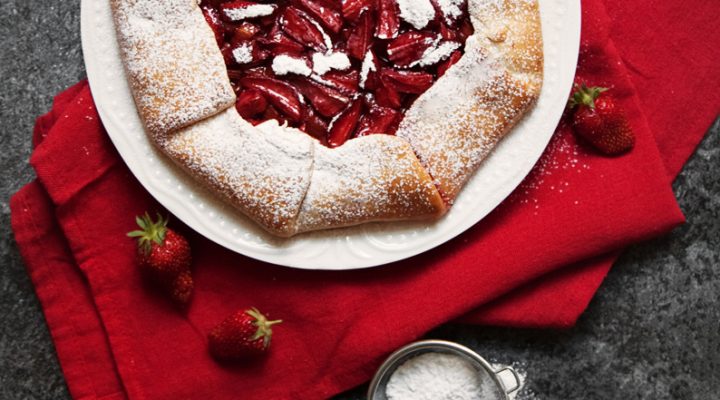 Rustykalna tarta rabarbarowo-truskawkowa. Galette aux fruits rouges