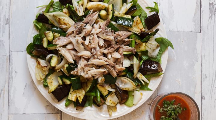 Sałatka z grillowanych warzyw, z wędzoną makrelą i sosem z pomidora