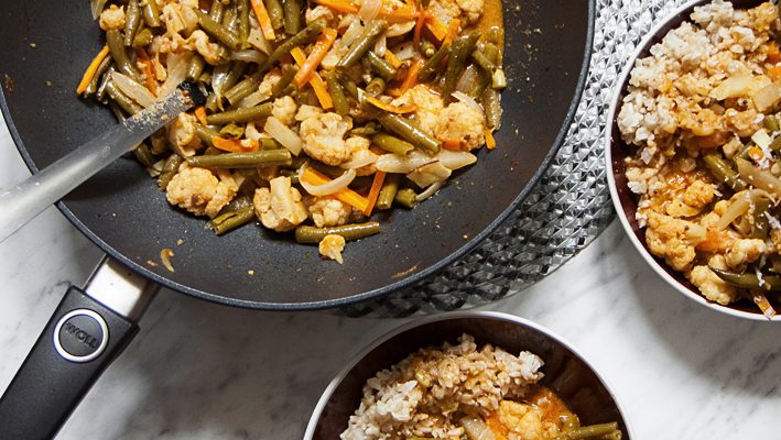 Curry z warzyw letnich z krewetkami i świeżym kokosem