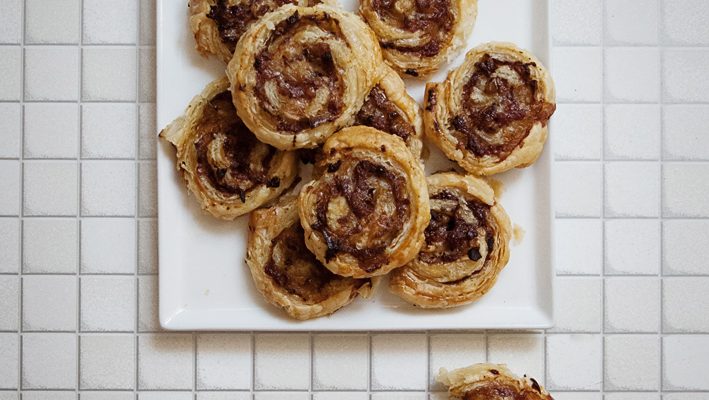 Biała kiełbasa z jabłkiem w ślimaczkach z ciasta francuskiego