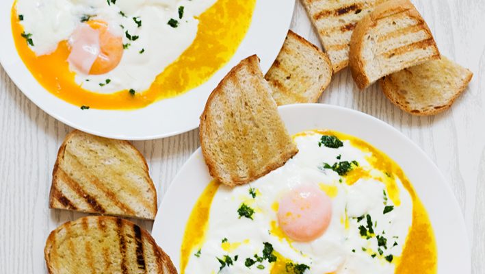 Çilbir — jajka w koszulkach po turecku, na jogurcie