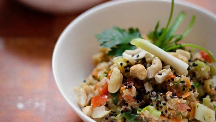 Quinoa – komosa ryżowa – sałatka tajska z orzechowo-imbirowym sosem