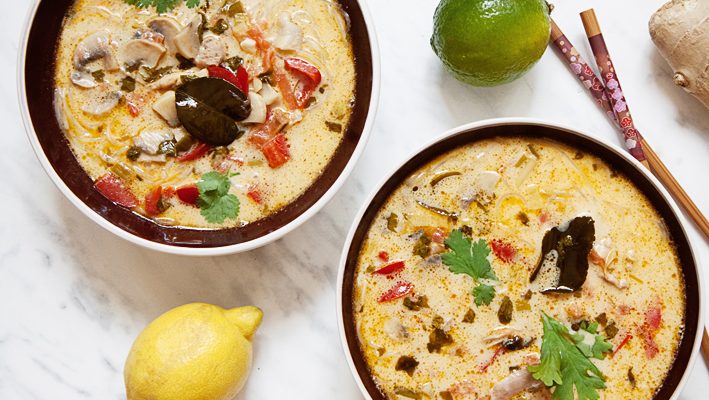 Tom yum khai – tajska zupa z kurczakiem i mlekiem kokosowym