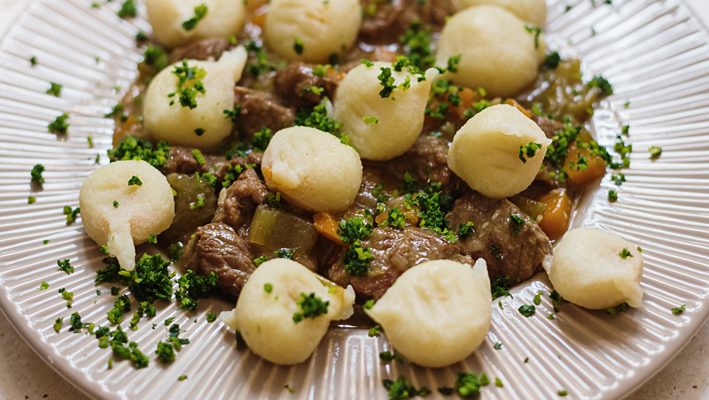 Wołowina duszona po włosku jak osso bucco, podana z gnocchi i cytrynową gremolatą