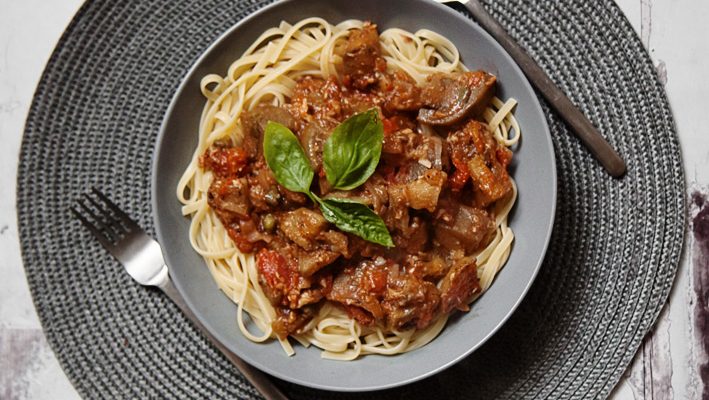 Bakłażan z sardynkami w pomidorach – ekspresowy sos do makaronu
