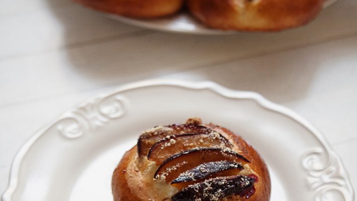 Puszyste drożdżowe bułeczki ze śliwkami