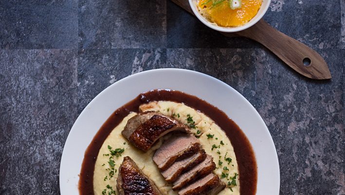 Kaczka 5 smaków na purée z ziemniaków i selera, ze śliwkowym sosem whisky i surówką z fenkułu