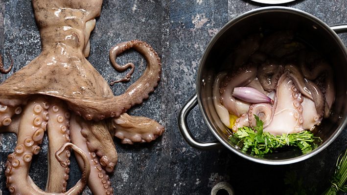 Duszona i grillowana ośmiornica z chimichurri i warzywami – jak przyrządzić ośmiornicę?