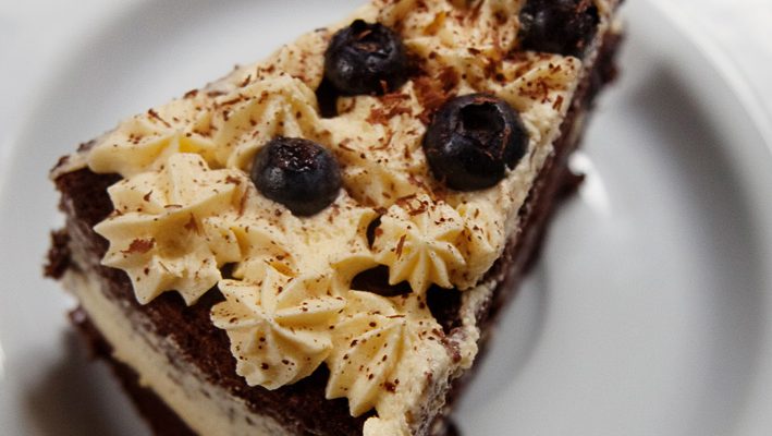 Tort czekoladowy z kremem ajerkoniakowym i borówkami – pieczemy biszkopt kakaowy