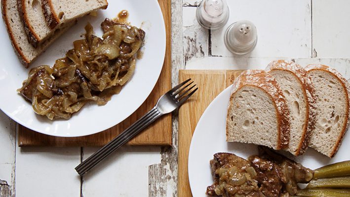 Wątróbka wieprzowa duszona z cebulką
