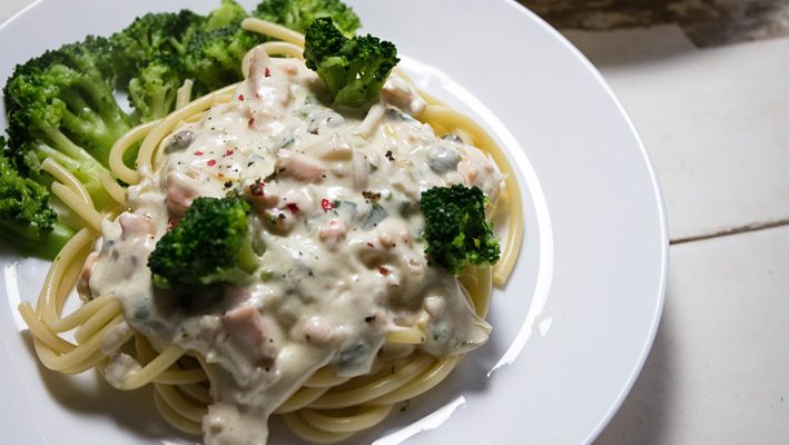 Śmietanowy sos do makaronu z wędzonym łososiem i brokułami