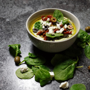 Grecki zielony hummus – feta, oliwki, szpinak i suszone pomidory