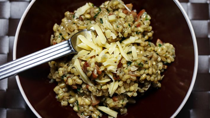 Swojskie kaszotto – pęczak, kiełbasa, cebula i pieczarki