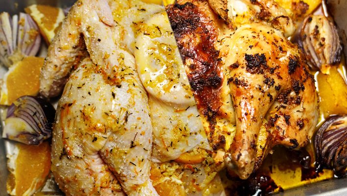 Kurczak zagrodowy pieczony na płasko, z masłem czosnkowym i pomarańczami