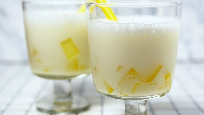 Lemoniada waniliowa. Drink z serkiem homogenizowanym, galaretką i białą wódką