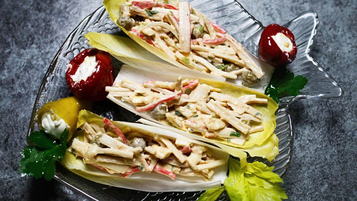 Sałatka z paluszków krabowych w sosie Marie Rose