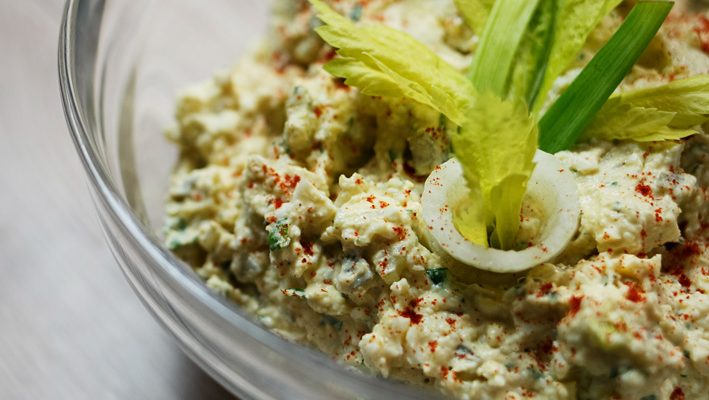 Pasta jajeczna – nie tylko na śniadanie. Patent na obieranie jajek w kilka sekund