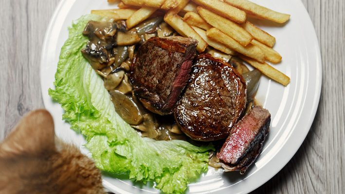 Steki wołowe zawijane w bekonie, na sosie pieczarkowym