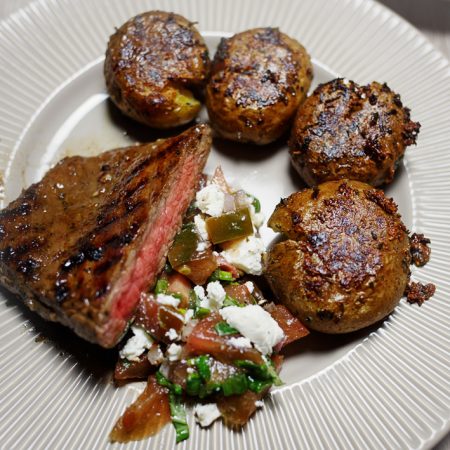 Stek bavette – marynowana i grillowana łata wołowa i gniecione ziemniaki