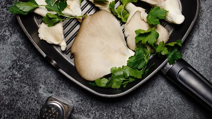 Grillowane boczniaki. Grzanki z boczniakami, serkiem i podsuszaną wędliną