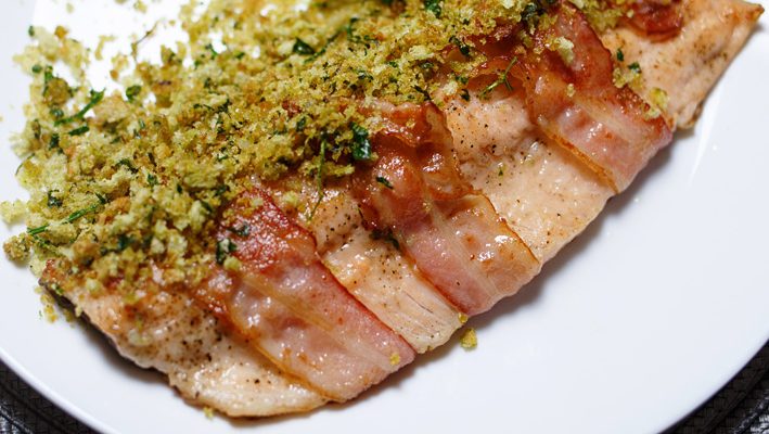 Surf & turf – pstrąg łososiowy smażony w bekonie, z ziołową kruszonką