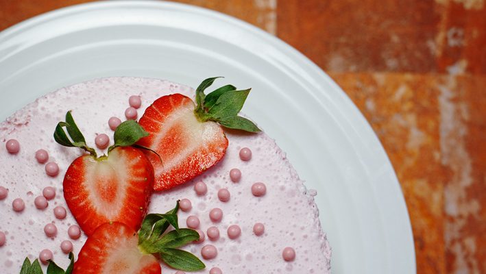 Sernik bez pieczenia – kardamonowy, z wiśniową pianką