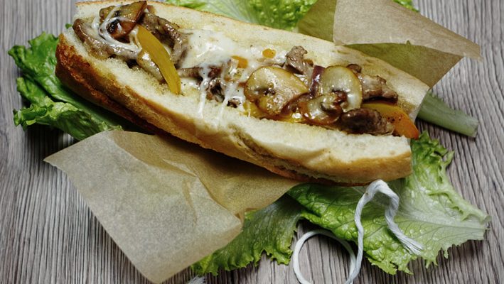 Buła ze stekiem czyli Philly Cheese Steak – kanapka z bavette