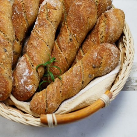 Śródziemnomorskie paluchy chlebowe – z oliwkami i rozmarynem