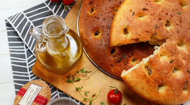 Focaccia z rozmarynem, tymiankiem i skórką cytryny – bomba aromatu