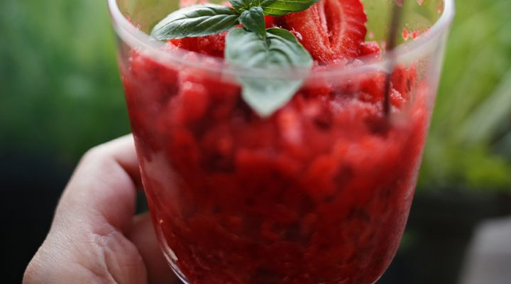 Granita truskawkowa – z rumem i bazylią, zamiast drinka
