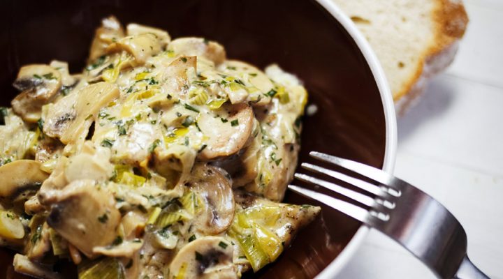 Piersi z kurczaka w sosie grzybowym ze śmietanką i porami