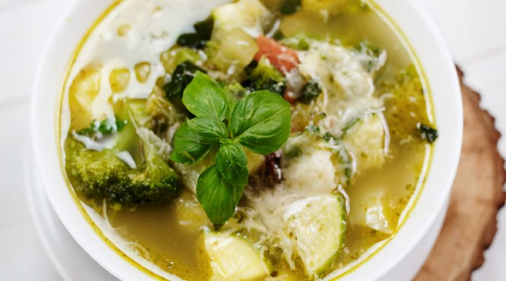 Minestrone verde –  wiosenna włoska zielona zupa jarzynowa