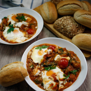 Jajka, ziemniaki, szpinak i kozi ser – zapiekane w pikantnym pomidorowo-paprykowym sosie