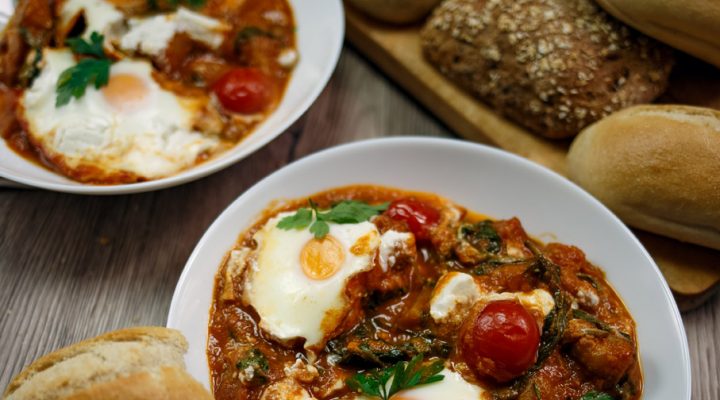 Jajka, ziemniaki, szpinak i kozi ser – zapiekane w pikantnym pomidorowo-paprykowym sosie