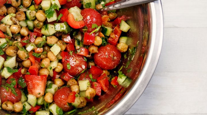 Chrupiąca sałatka z pikantną ciecierzycą