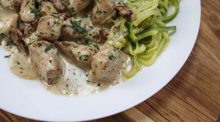 Piersi w sosie z niebieskiego sera i suszonych pomidorów