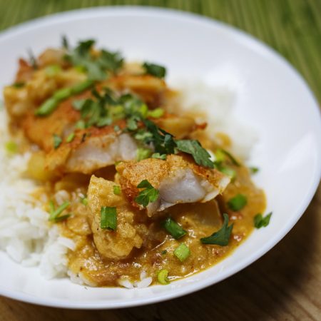 Czerwone curry z ziemniakami, kalafiorem i białą rybą
