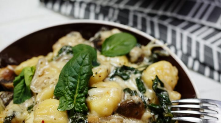 Gnocchi w serowym sosie, ze szpinakiem i pieczarkami – zapiekane
