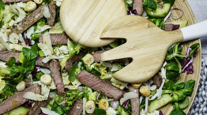 Sałatka ze stekiem – świeża, chrupiąca i wyrazista