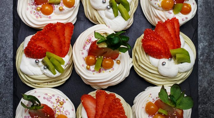 Gniazdka bezowe z herbatą matcha i owocami