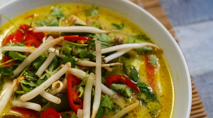 Tajski ramen z kurczakiem i warzywami