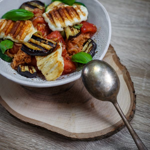 Panzanella – sałatka pomidorowo-chlebowa z grillowanymi warzywami i serem halloumi