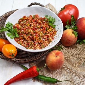 Marynowana letnia salsa z pomidorów, papryki i brzoskwiń