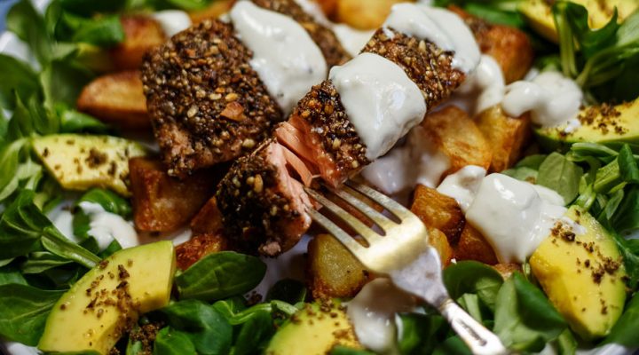 Łosoś panierowany w dukkah – z ziemniakami, sosem i sałatką