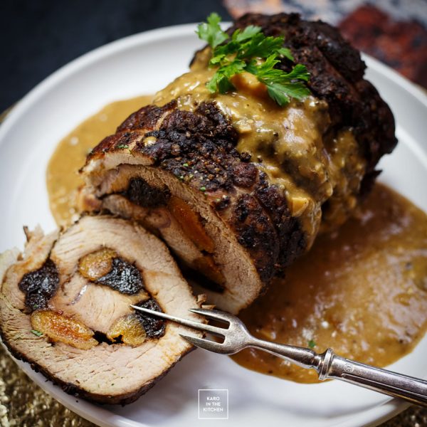 Piernikowa rolada z łopatki wieprzowej, nadziewana owocami