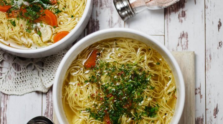 Rosół z odzysku – szybki rosół na korpusie pieczonego kurczaka